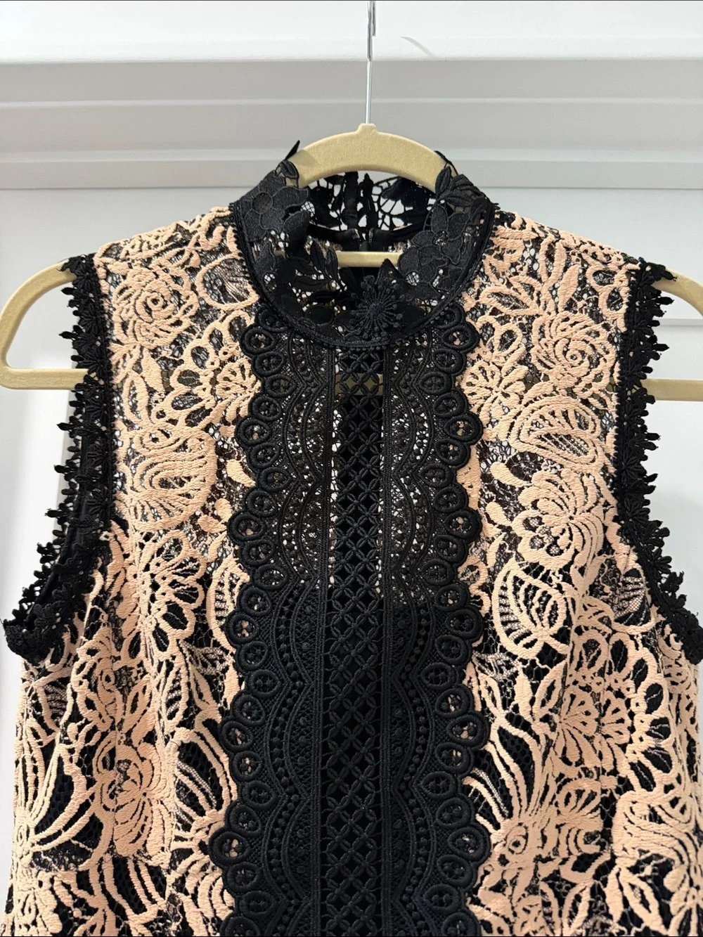 Nanette Lepore Sleeveless Black and Blush Lace Shift Dress (bw)